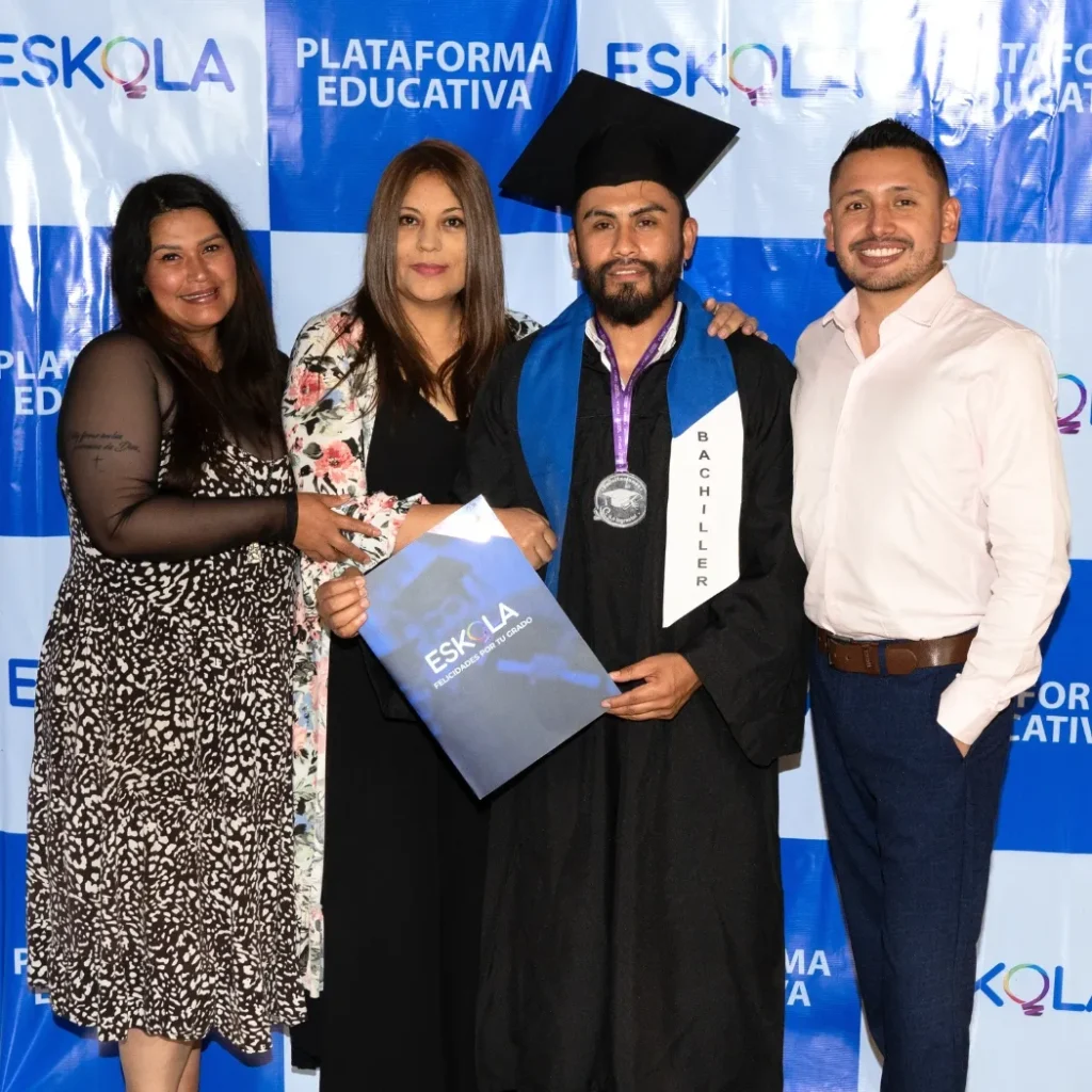 Estudiante ESKOLA (3) Grados de Bachillerato ESKOLA.webp